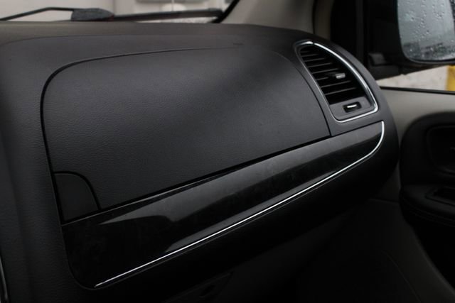 Used 2014 Chrysler Town & Country Touring-L w/ Driver Convenience Group image 16