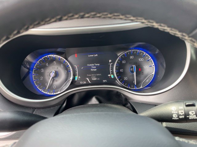 Used 2023 Chrysler Pacifica Touring-L FWD image 21