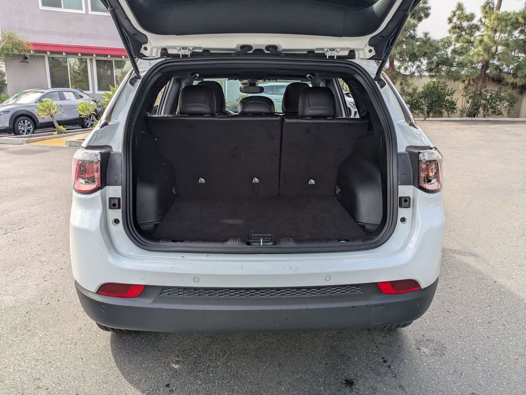 Used 2025 Jeep Compass Limited image 31