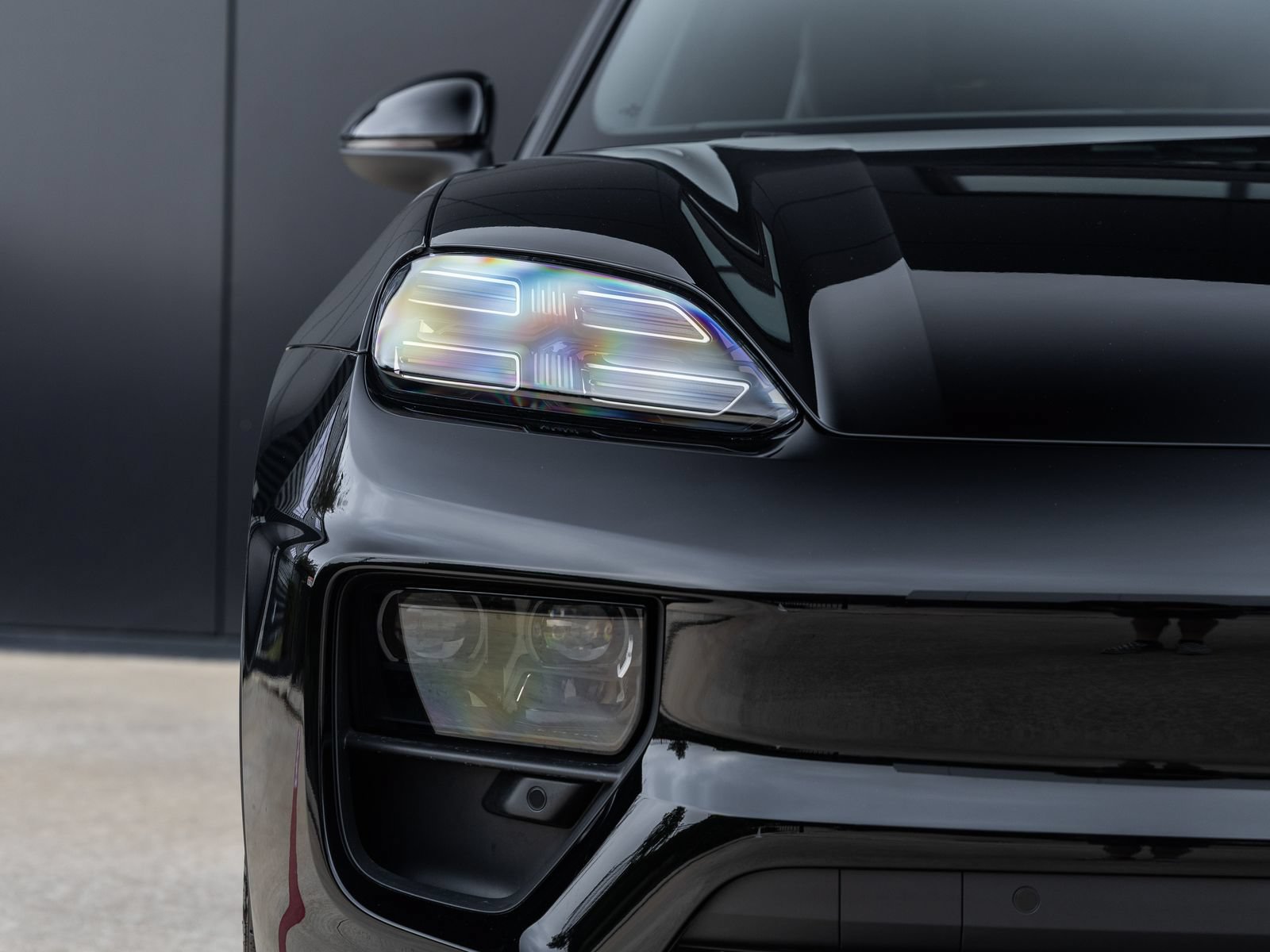 Certified 2025 Porsche Macan Electric RWD image 19