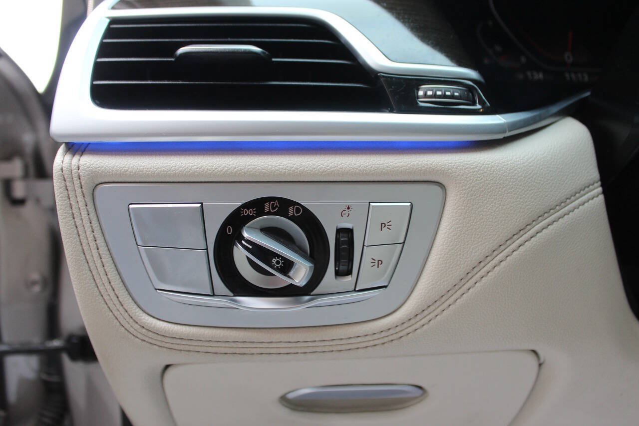 Used 2022 BMW 740i xDrive AWD/4WD image 30