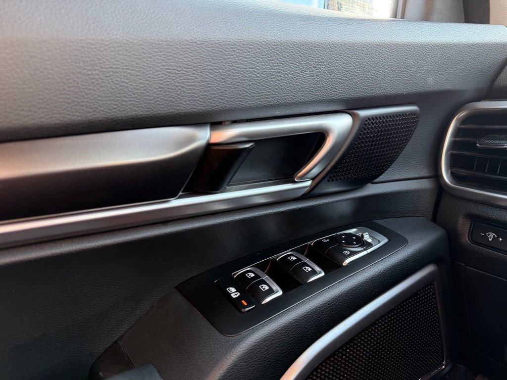 Used 2025 Kia Telluride LX FWD image 11
