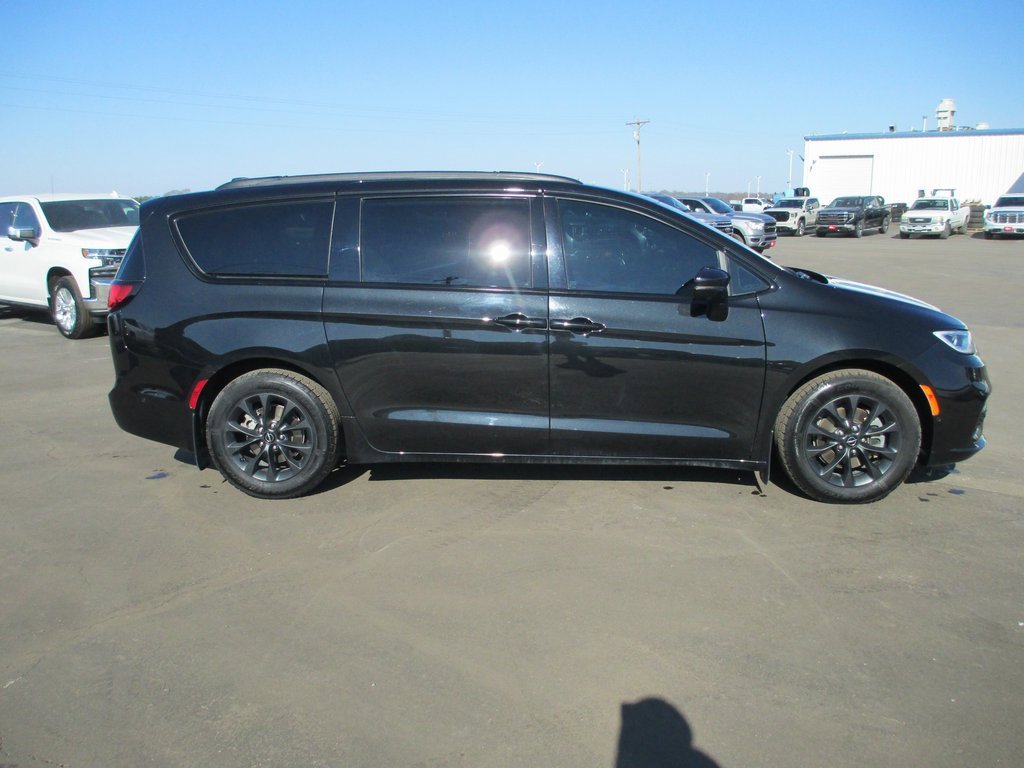 Used 2021 Chrysler Pacifica Touring-L w/ Premium & Safety Sphere Group image 3