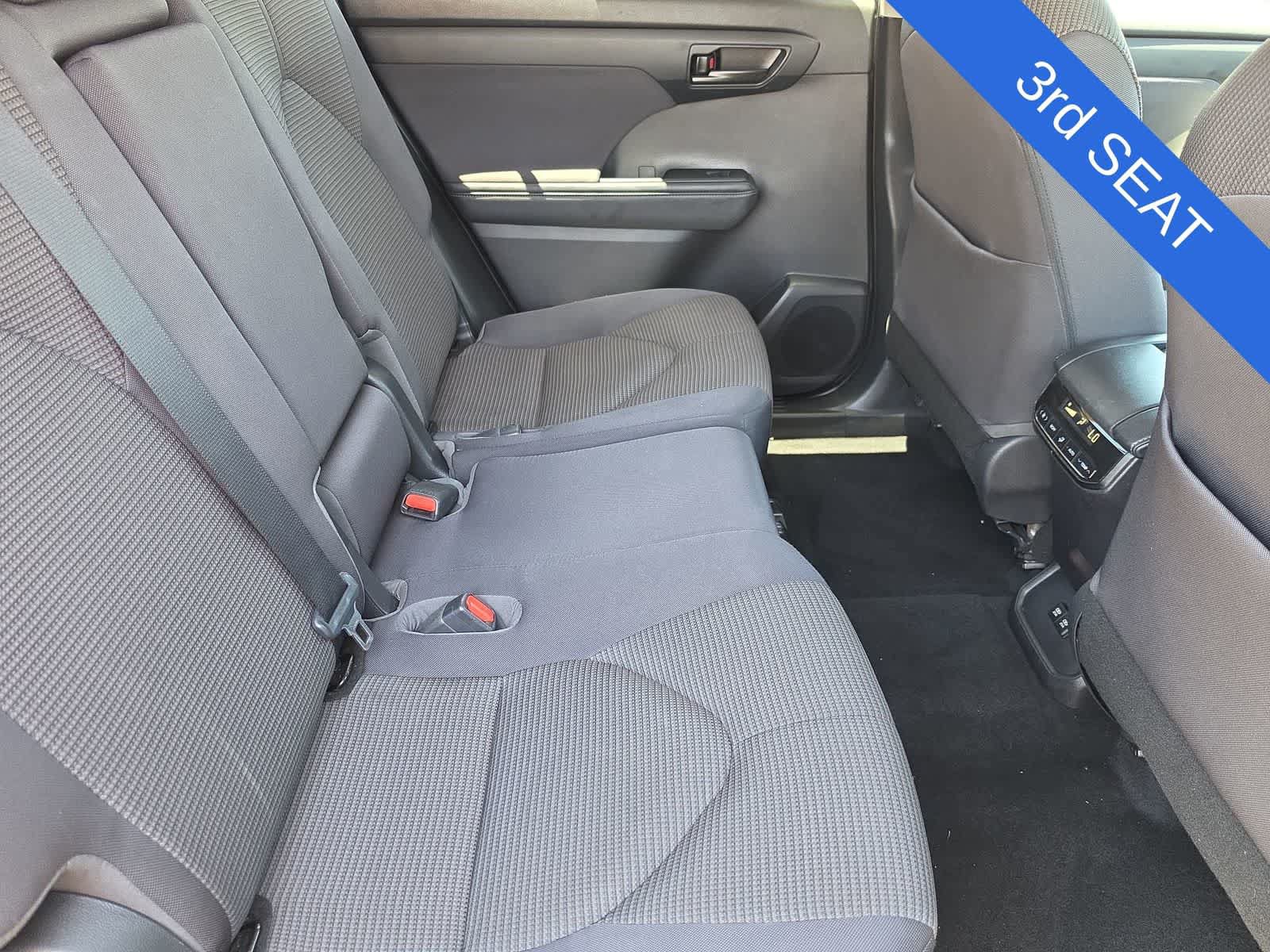 Used 2021 Toyota Highlander LE FWD image 17