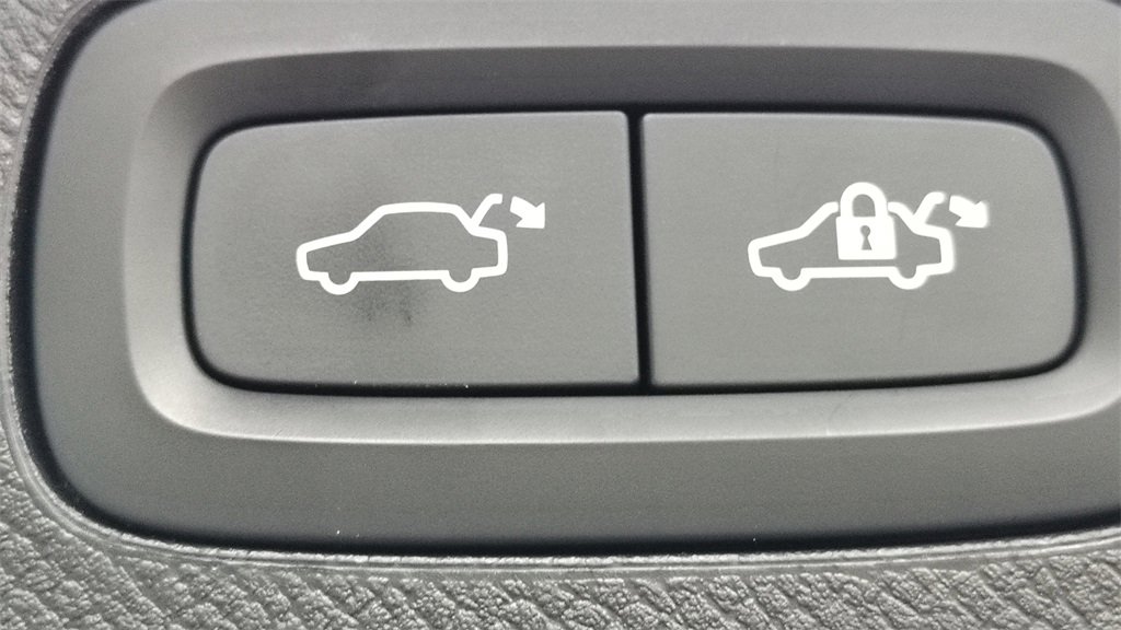 Certified 2024 Volvo XC90 T8 Plus w/ Protection Package Premier image 36