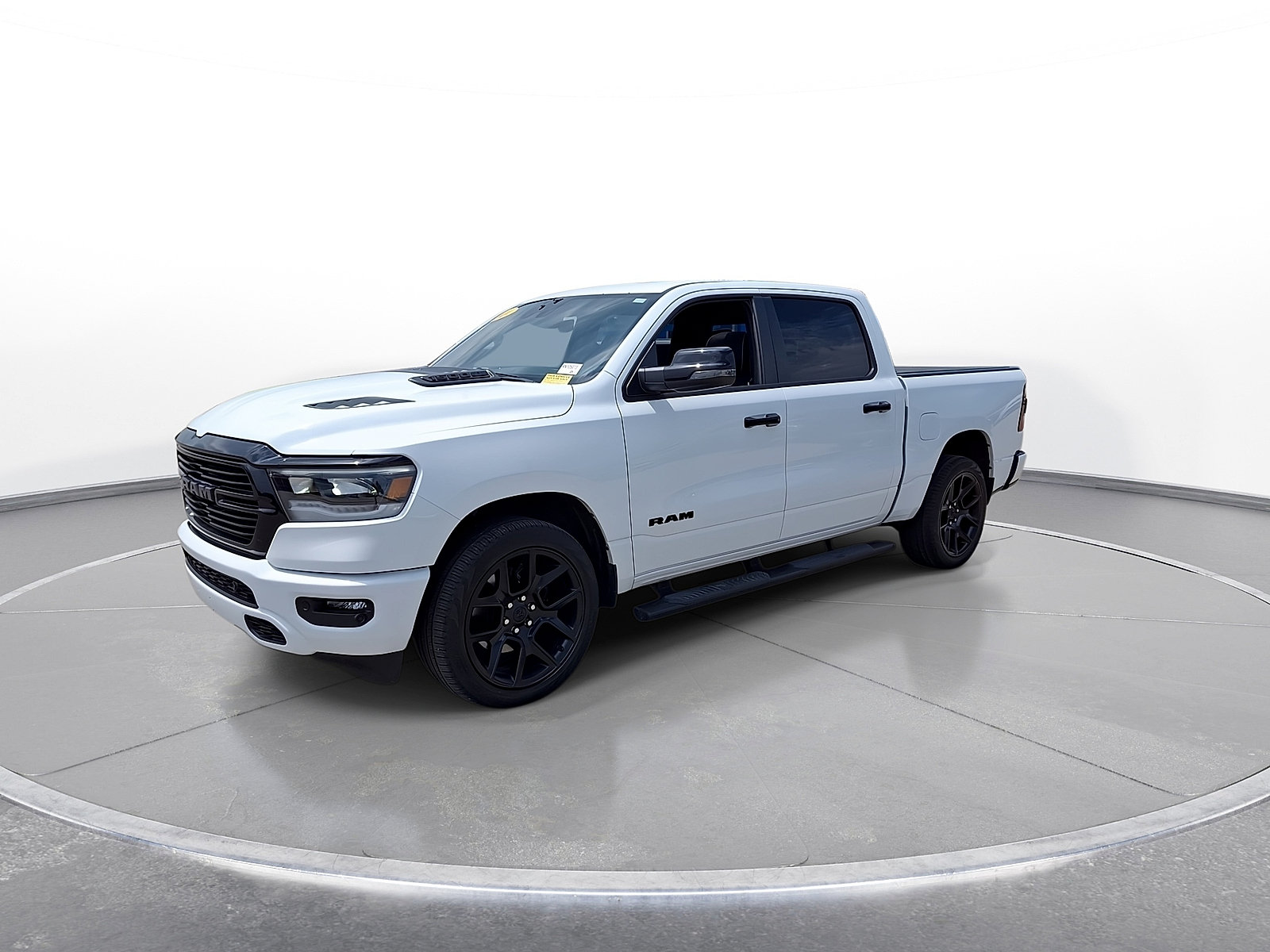Used 2024 RAM 1500 Laramie AWD/4WD image 4