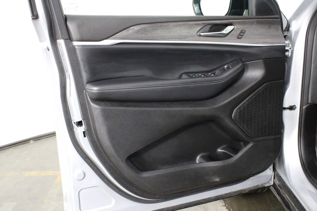 Used 2024 Jeep Grand Cherokee L Limited w/ Luxury Tech Group II image 19