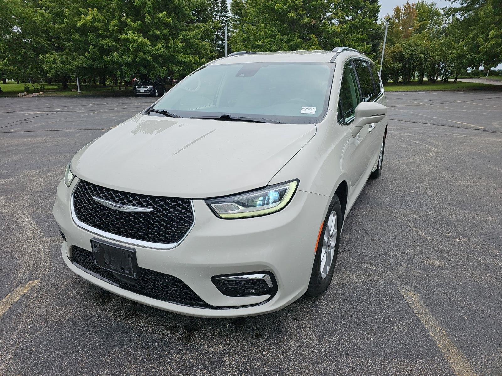 Used 2021 Chrysler Pacifica Touring-L w/ Uconnect Theater Family Group FWD image 2