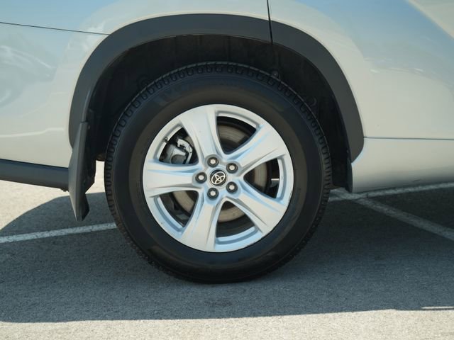 Used 2023 Toyota Highlander LE FWD image 41
