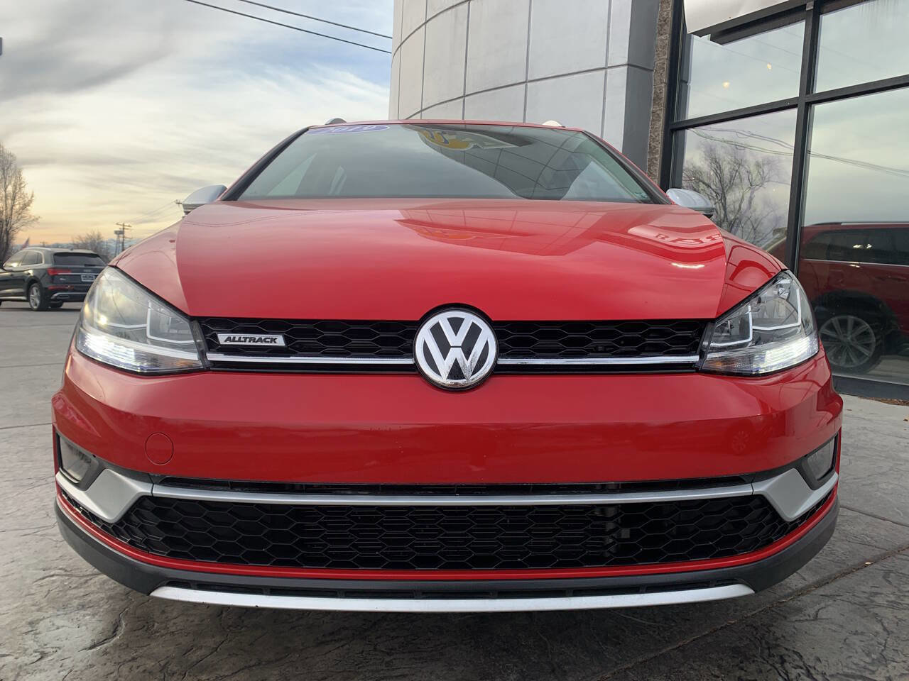Used 2019 Volkswagen Golf Alltrack SE image 2