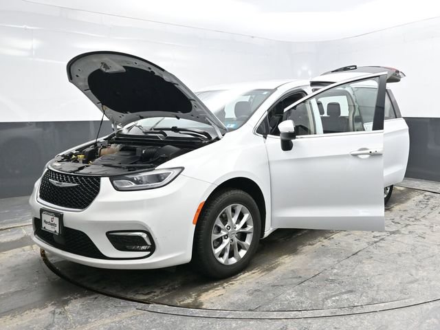 Used 2023 Chrysler Pacifica Touring-L image 34