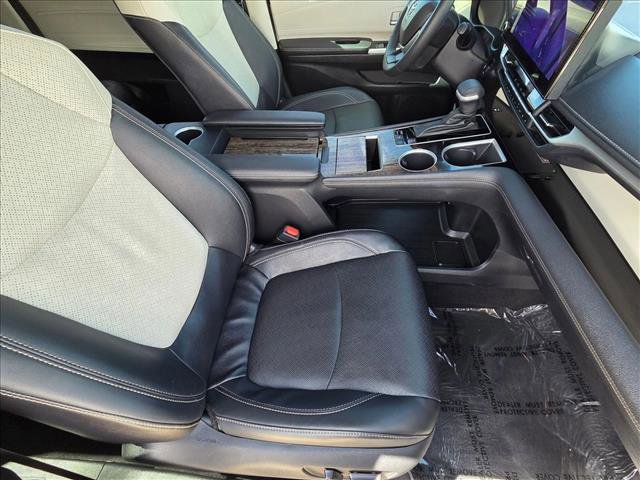Used 2025 Toyota Sienna Platinum AWD/4WD image 20