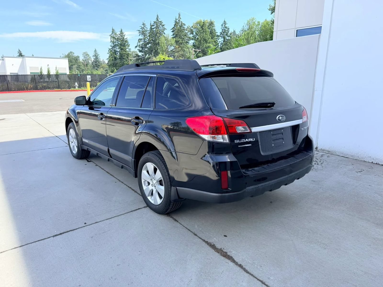 Used 2010 Subaru Outback 2.5i Premium AWD/4WD image 3