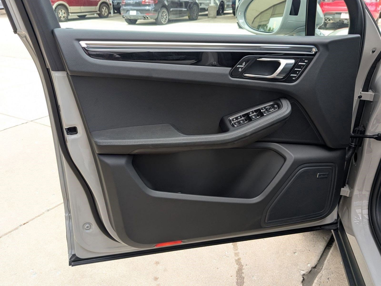 Certified 2025 Porsche Macan image 13