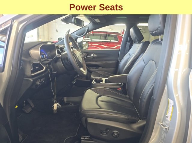 Used 2026 Chrysler Pacifica Select FWD image 11