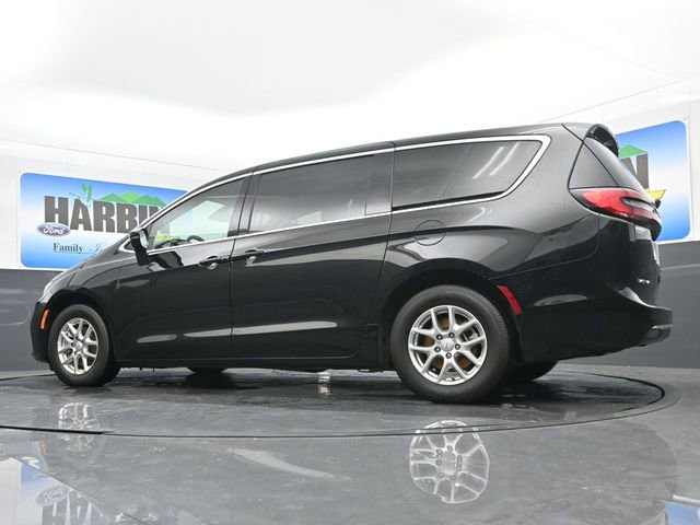 Used 2025 Chrysler Pacifica Select image 23