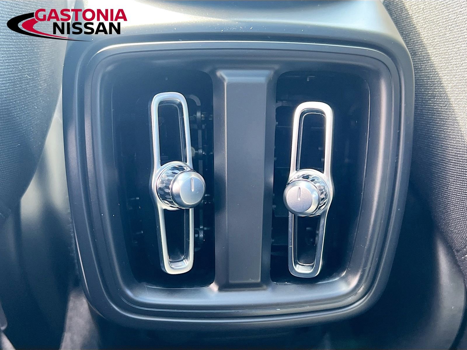 Used 2024 Volvo XC40 B5 Core image 34