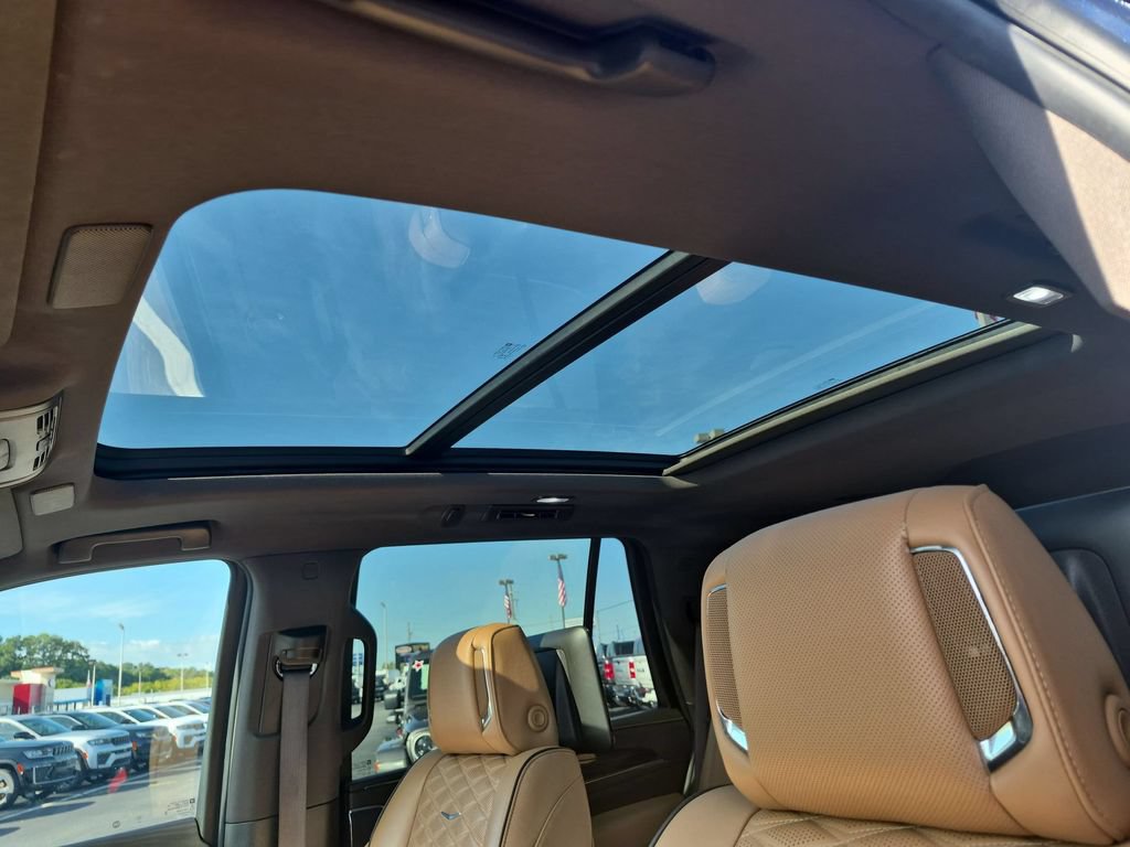 Used 2021 Cadillac Escalade Premium Luxury AWD/4WD image 14