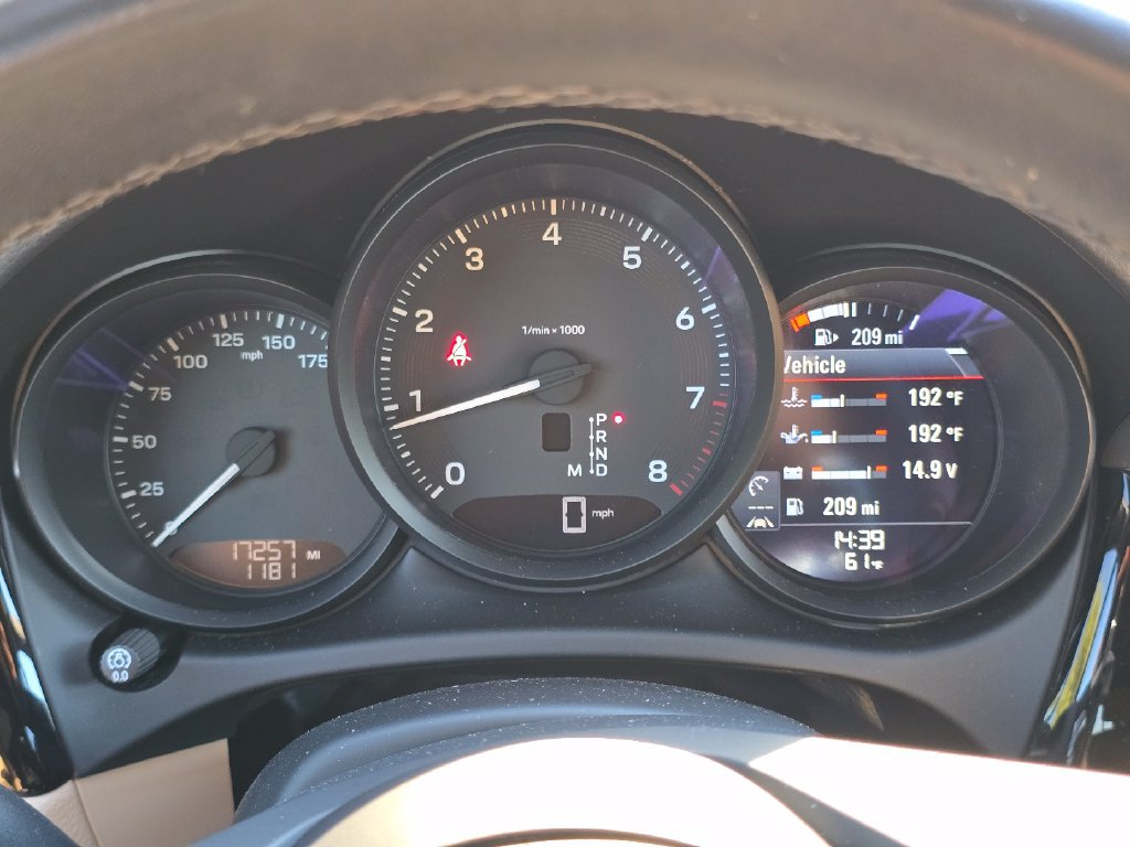 Used 2025 Porsche Macan AWD/4WD image 21