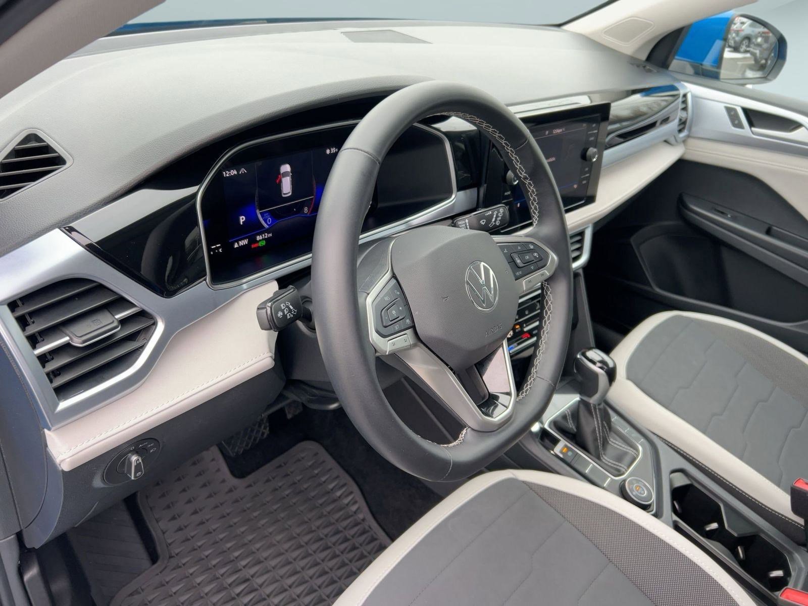 Certified 2025 Volkswagen Taos SE w/ Panoramic Sunroof Package image 4
