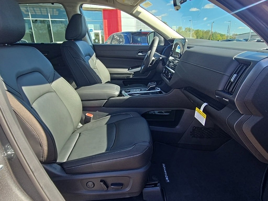 New 2025 Nissan Pathfinder SL image 28