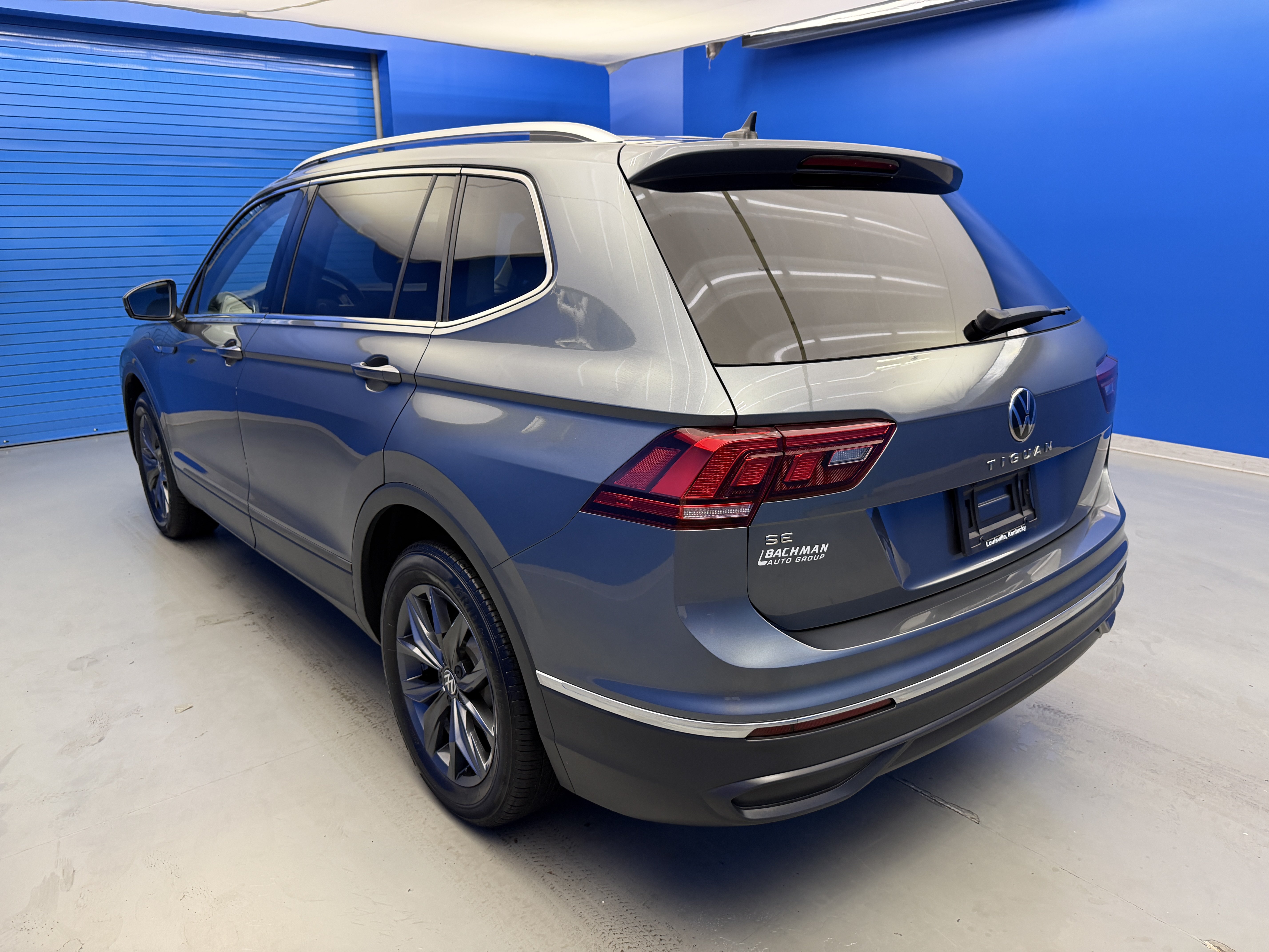 Used 2023 Volkswagen Tiguan SE w/ Panoramic Sunroof Package FWD image 5