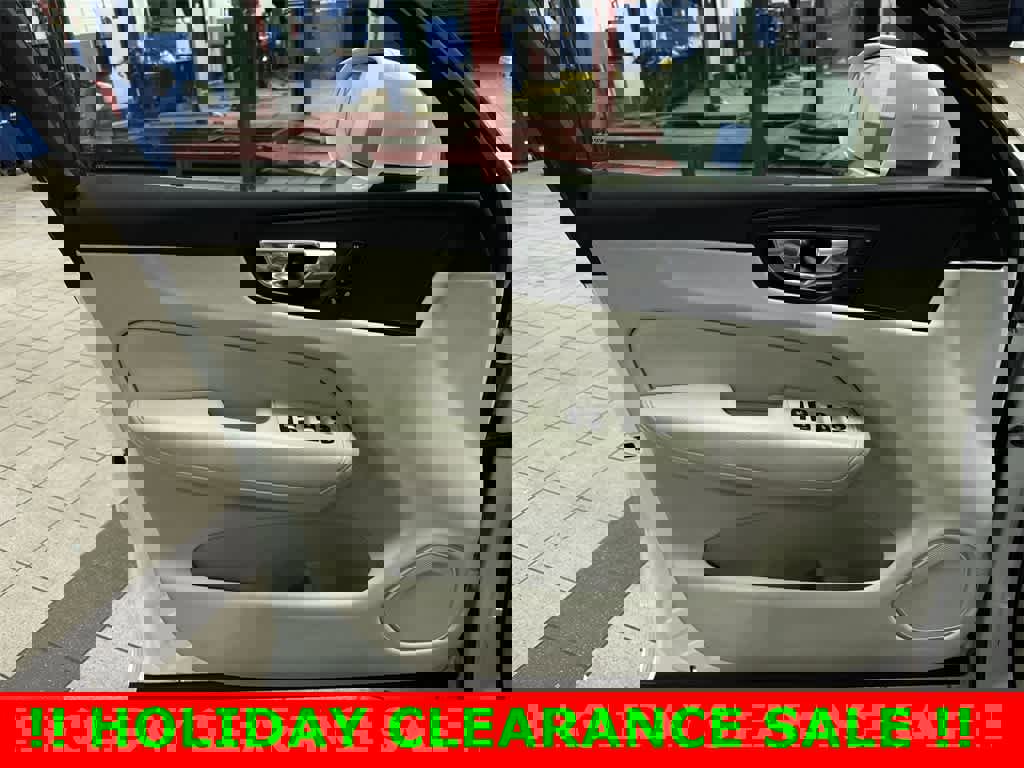 Used 2020 Volvo XC60 T5 Momentum image 31