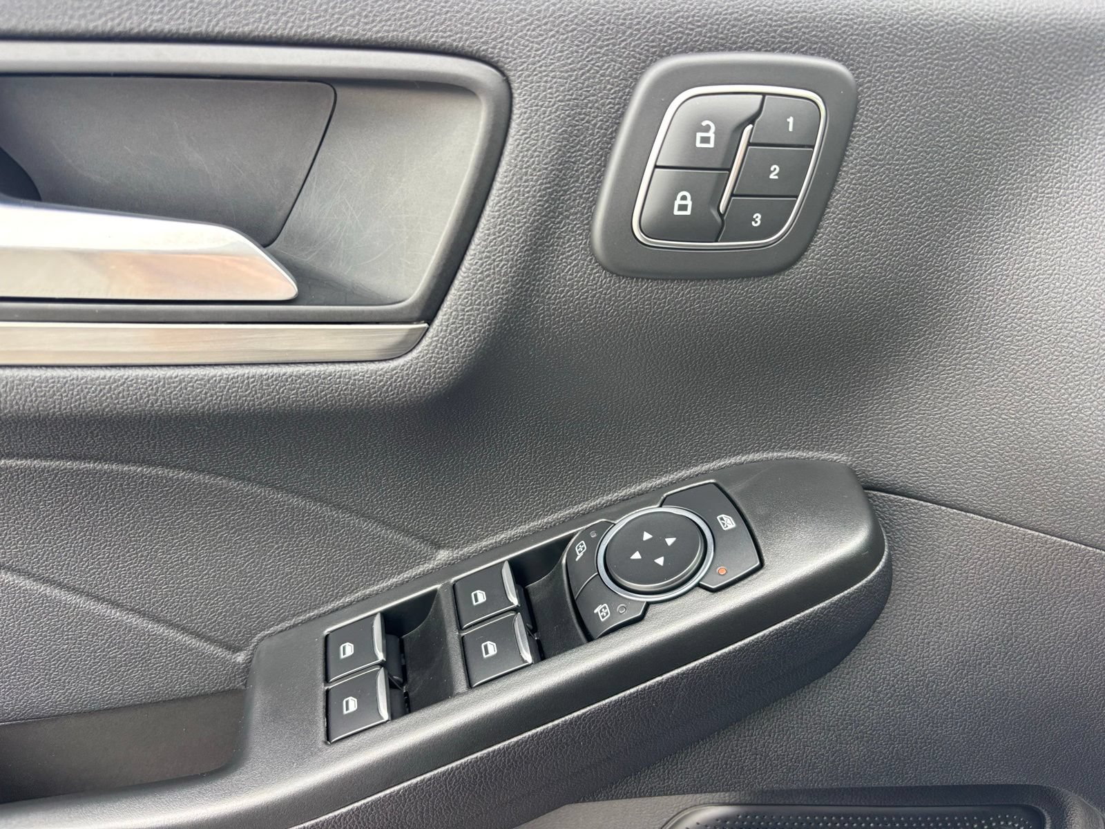 Used 2022 Ford Escape Titanium FWD image 13