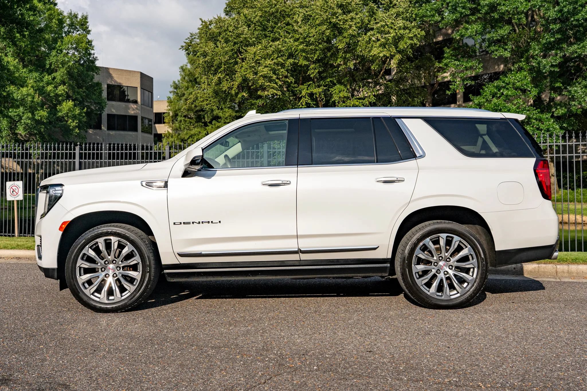Used 2022 GMC Yukon Denali AWD/4WD image 9