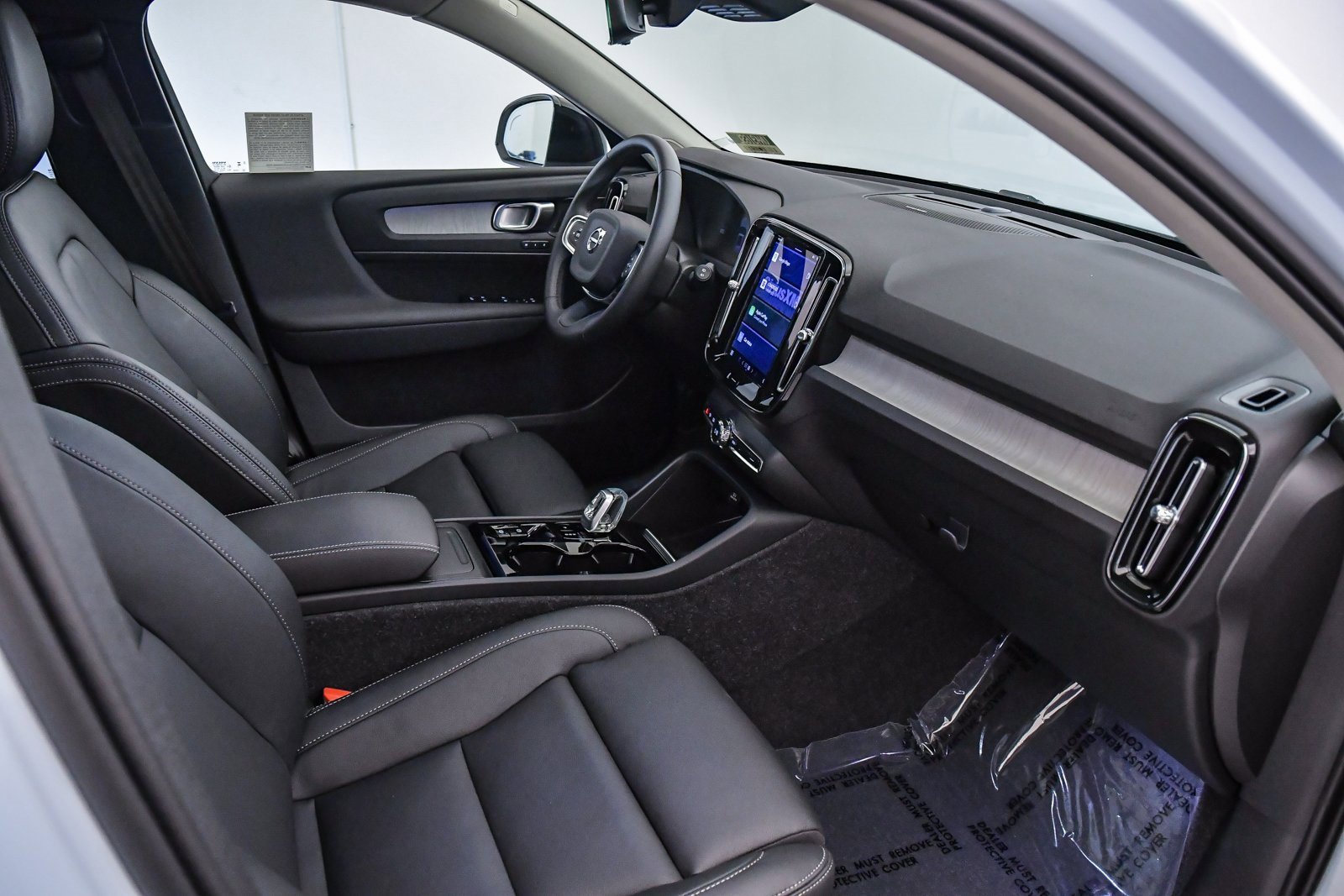 Used 2025 Volvo XC40 B5 Ultra w/ Climate Package image 15