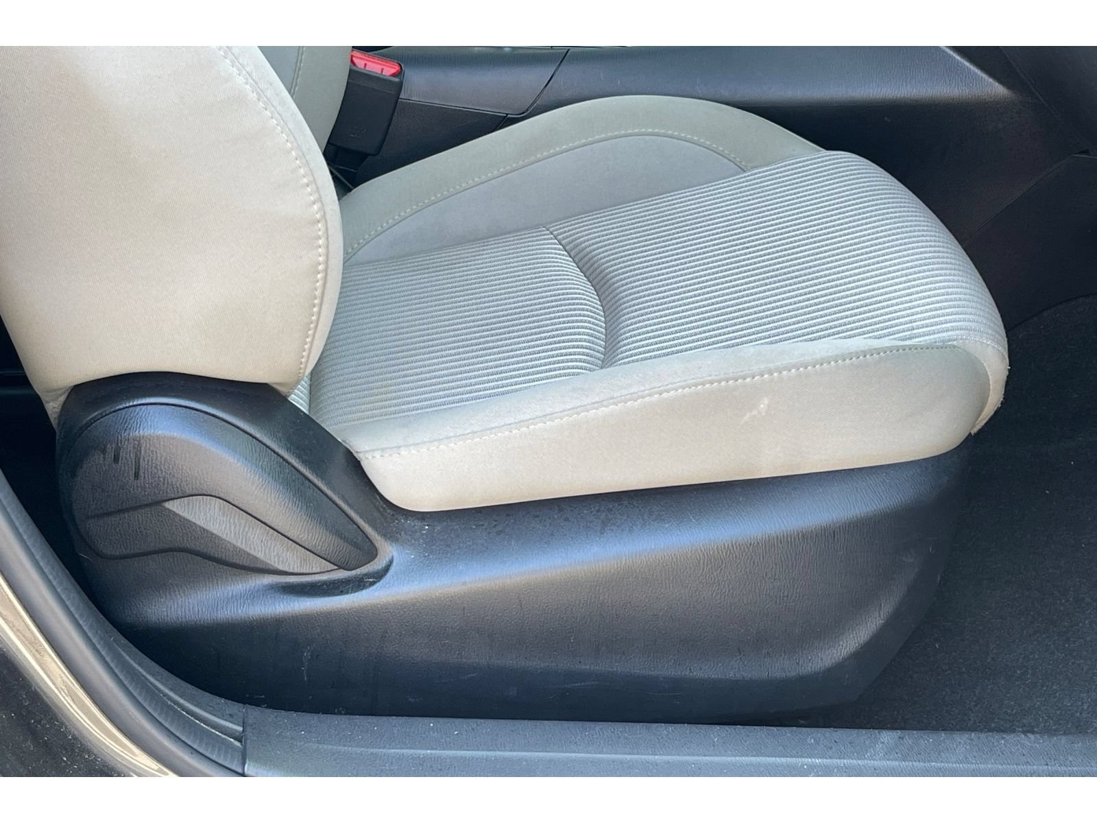 Used 2016 MAZDA MAZDA3 i Touring w/ Popular Equipment Package FWD image 23