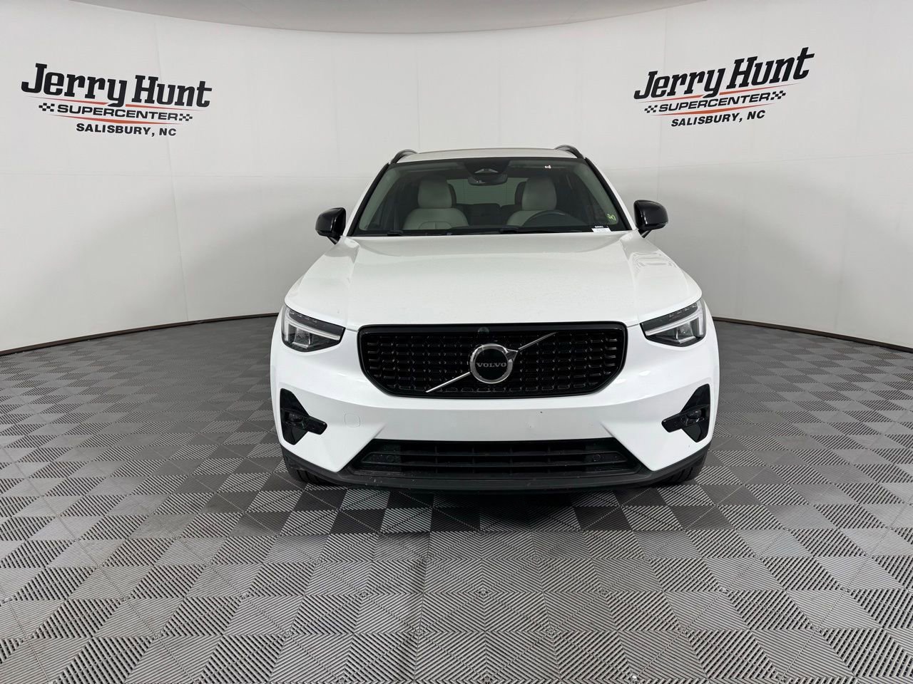 Used 2023 Volvo XC40 B5 Plus w/ Protection Package Premier image 7