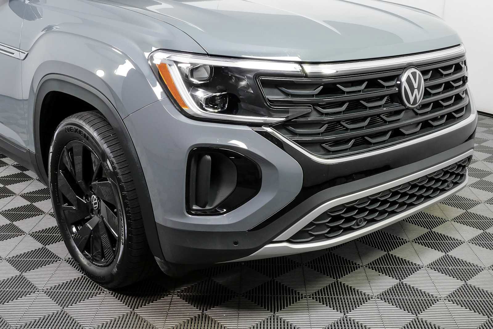 Certified 2025 Volkswagen Atlas Cross Sport SE w/ Black Wheel Package AWD/4WD image 38