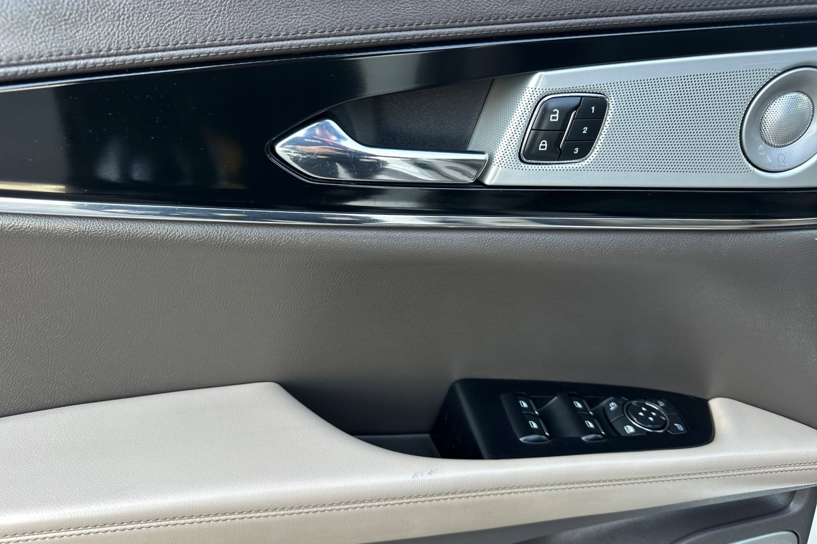 Used 2022 Lincoln Nautilus Reserve w/ Equipment Group 202A image 10