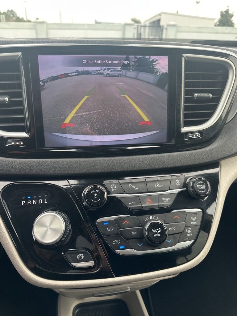 Used 2024 Chrysler Pacifica Touring-L image 25