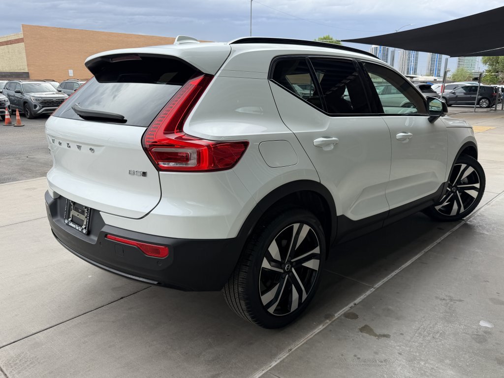 Used 2023 Volvo XC40 B5 Plus w/ Driver Assist Package AWD/4WD image 4