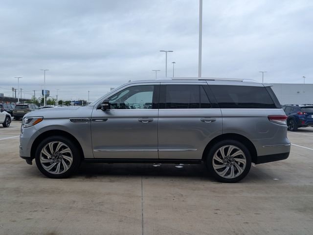 Used 2022 Lincoln Navigator Reserve image 3