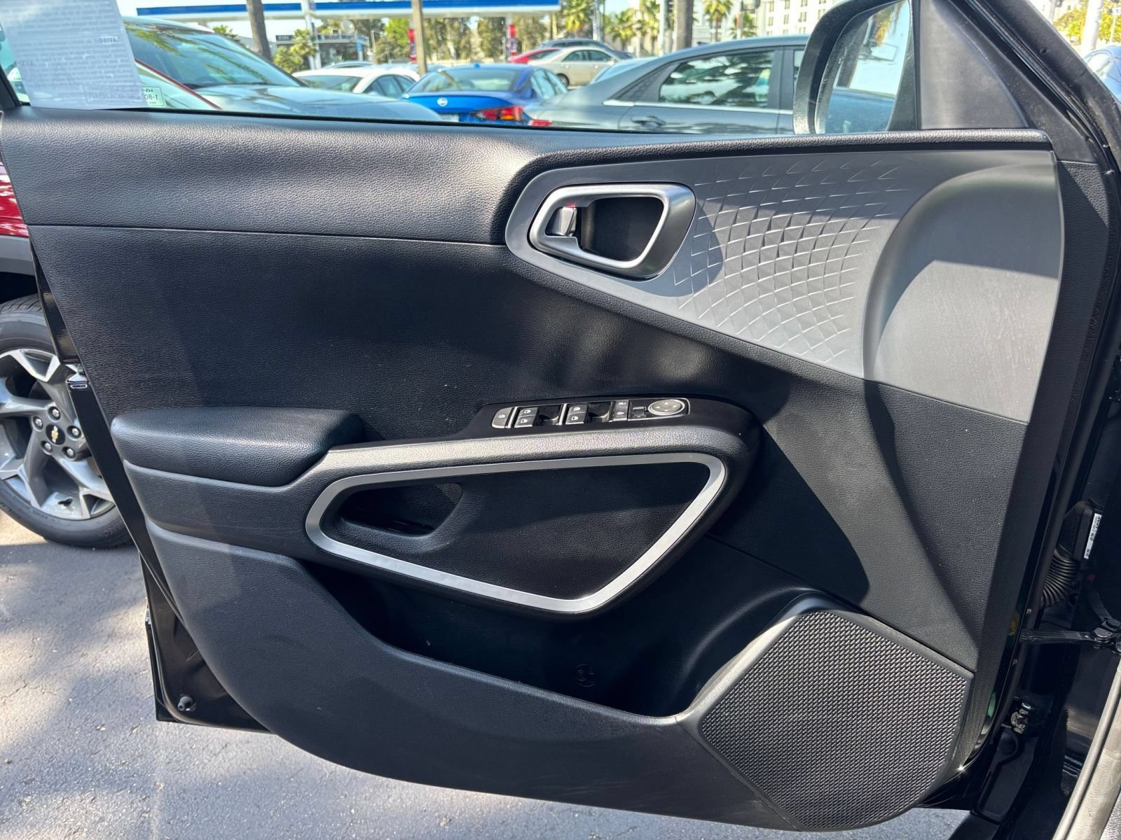 Used 2025 Kia Soul LX w/ LX Technology Package FWD image 18