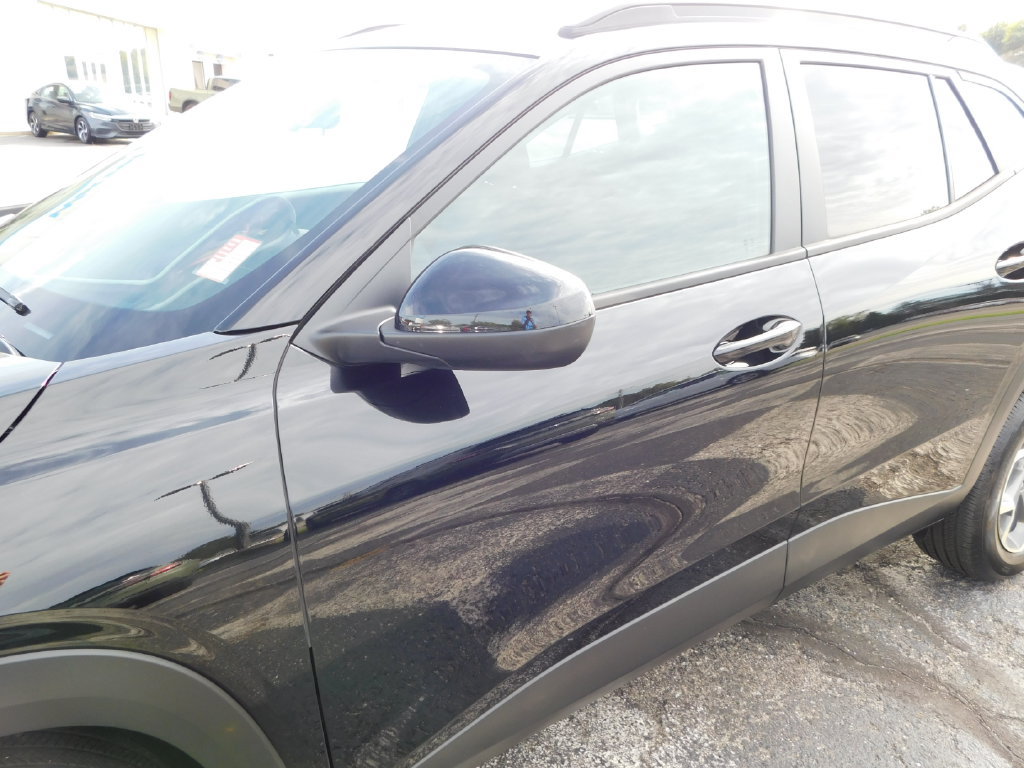 Used 2025 Chevrolet Trax LT FWD image 11