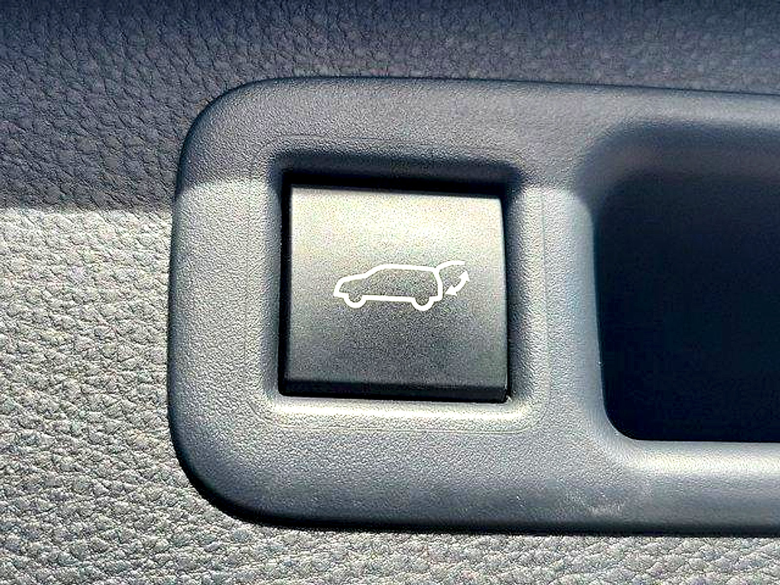Used 2023 Toyota Highlander XLE FWD image 11