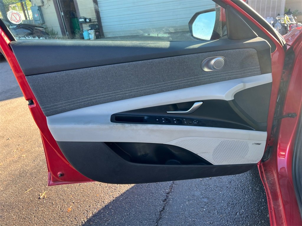 Used 2023 Hyundai Elantra Limited image 19