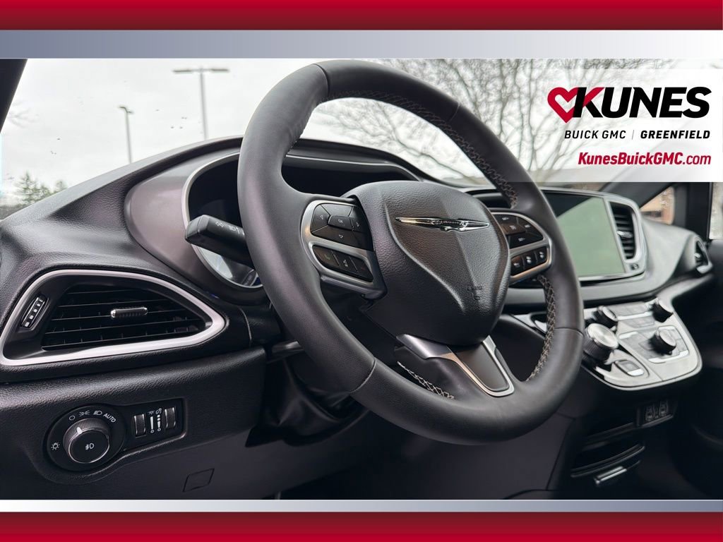 Used 2025 Chrysler Pacifica Select image 17