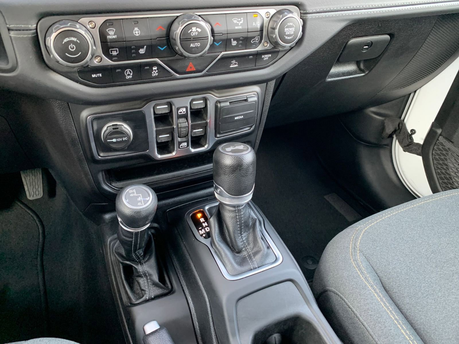 Used 2025 Jeep Wrangler Sahara image 40