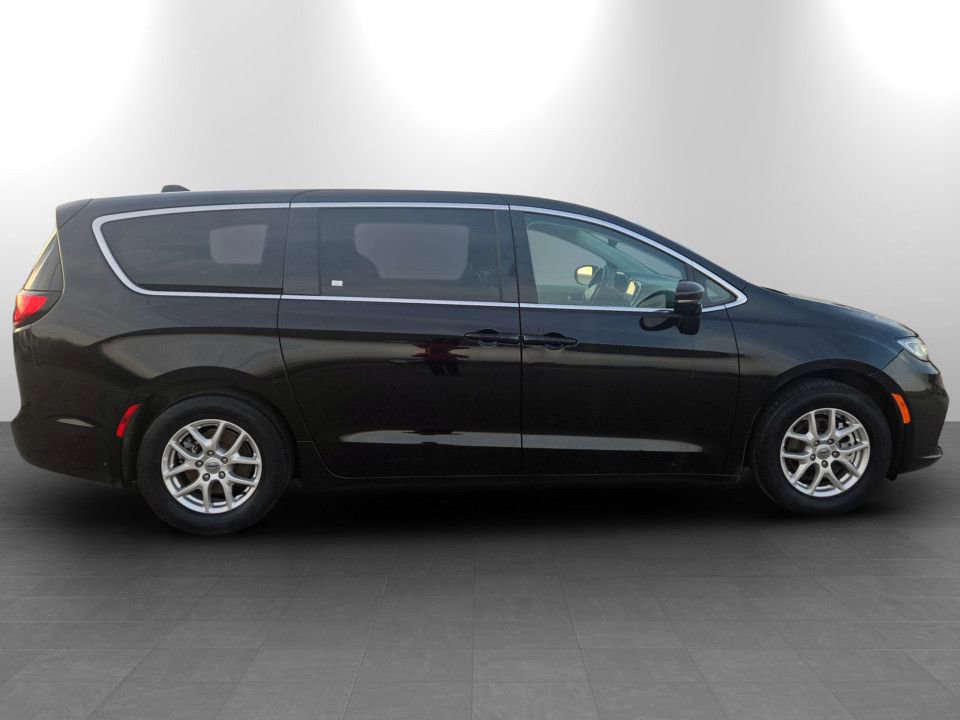 Used 2024 Chrysler Pacifica Touring-L image 5