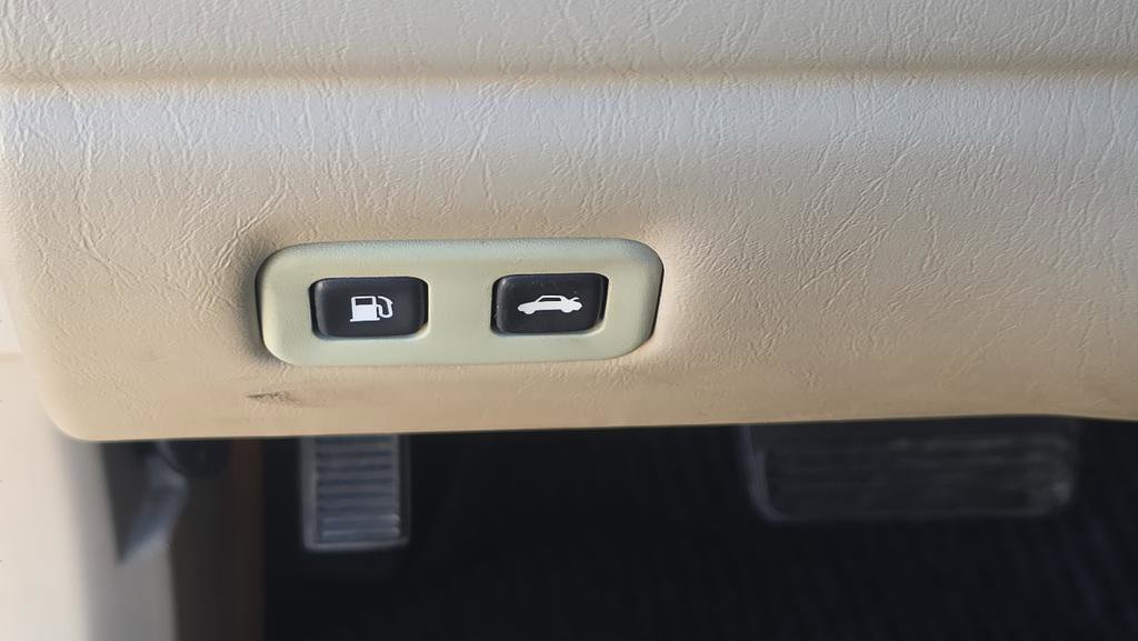 Used 2005 Cadillac XLR RWD image 17