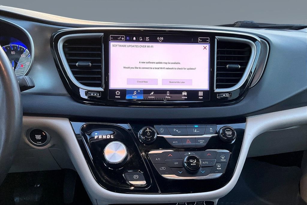 Used 2024 Chrysler Pacifica Touring-L image 6