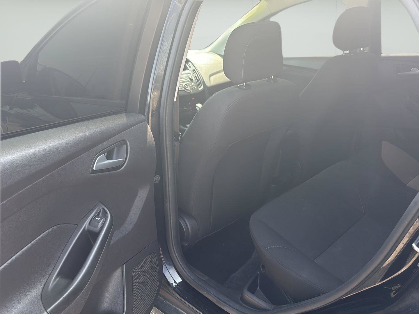 Used 2018 Ford Focus SE FWD image 11