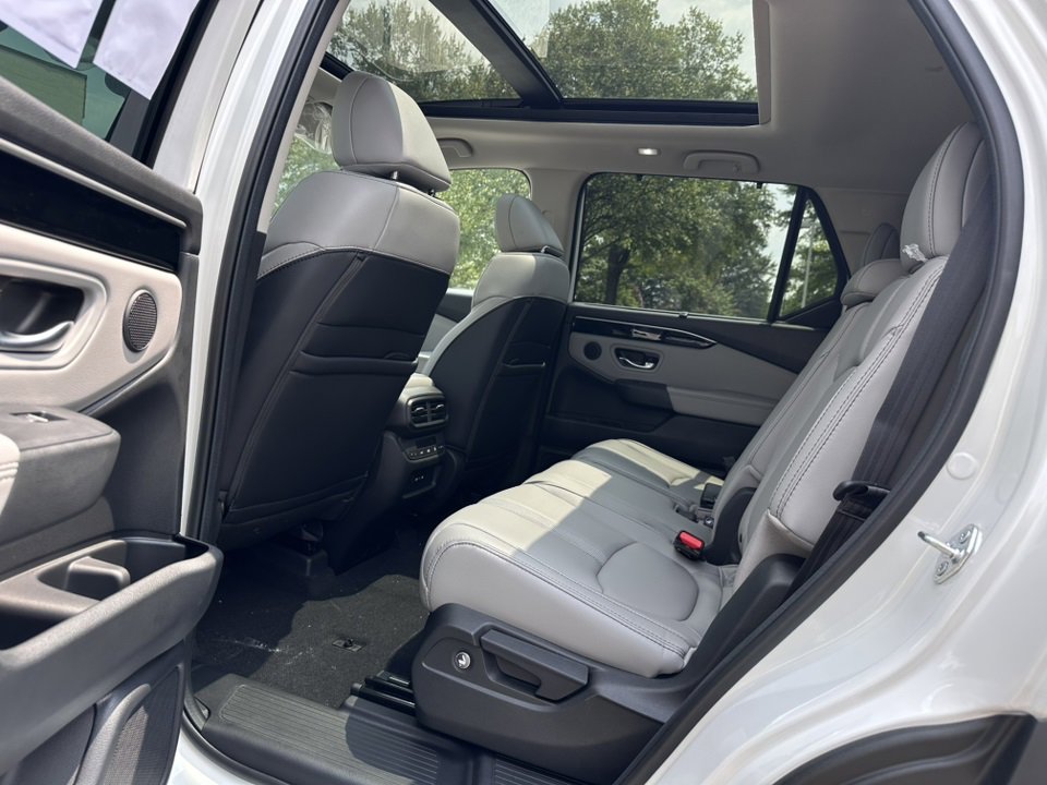 New 2025 Honda Pilot Touring image 17