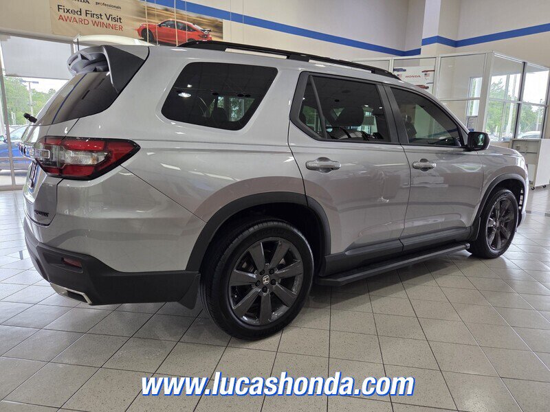Used 2024 Honda Pilot Sport image 4