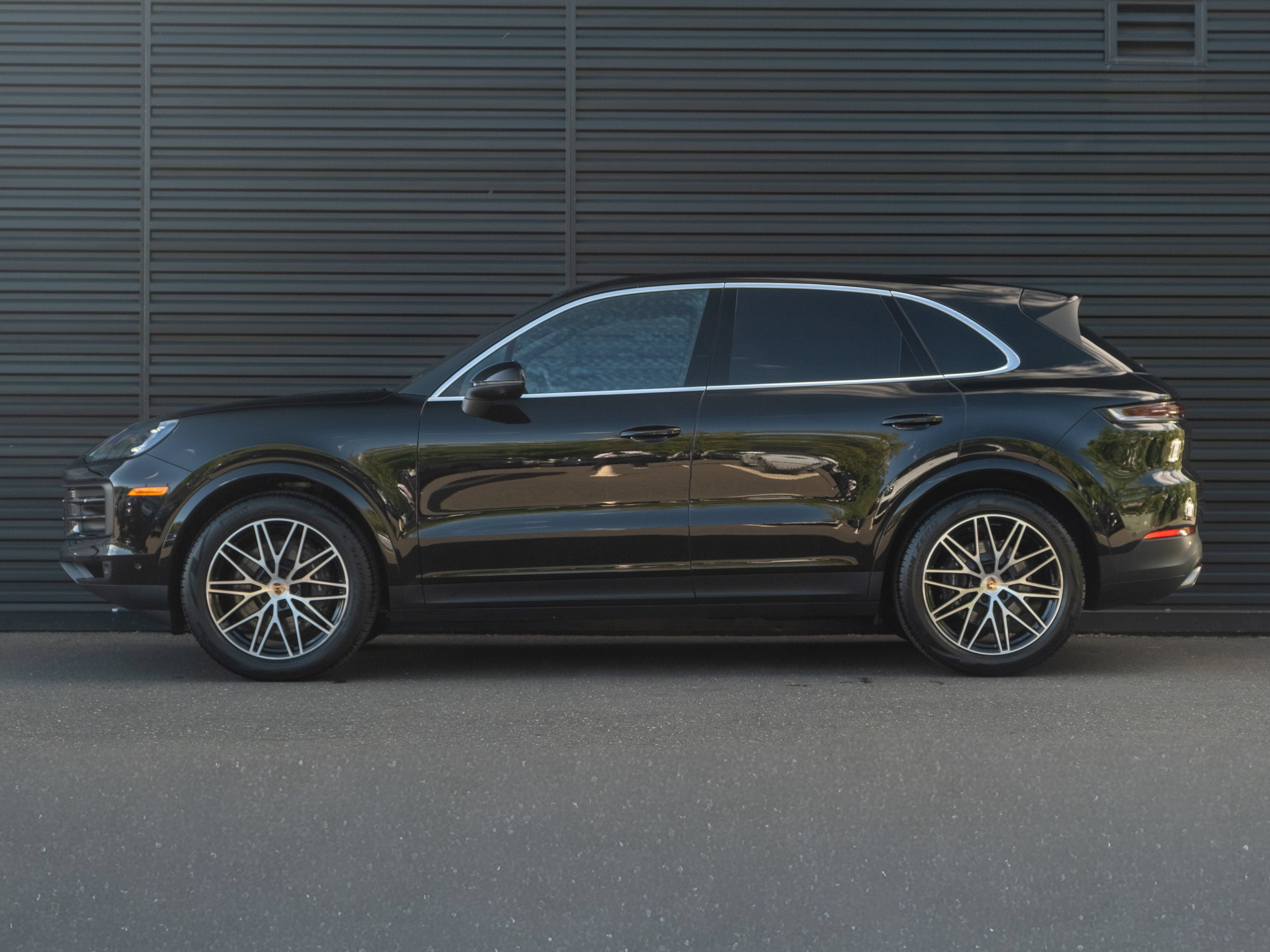 Certified 2025 Porsche Cayenne w/ Premium Package AWD/4WD image 2